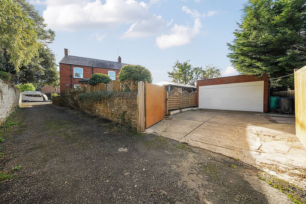 Property photo 3 of 27