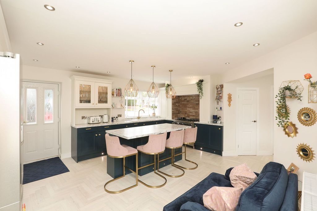 Property photo 2 of 32