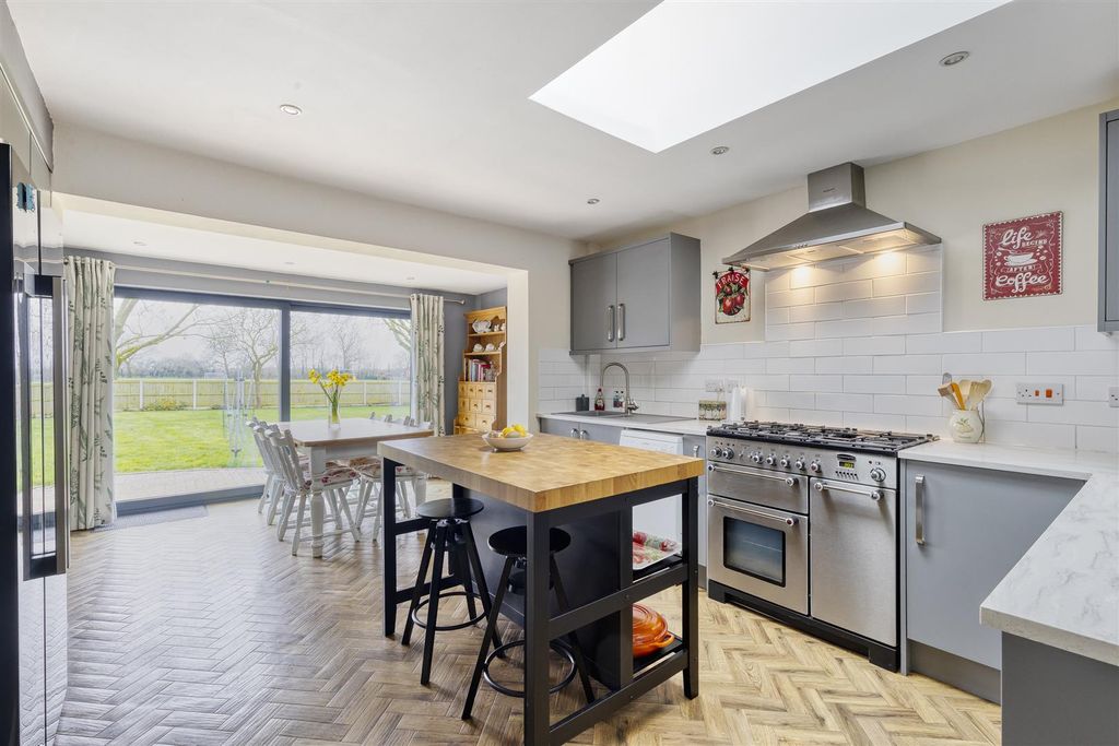 Property photo 2 of 36 7Orchardcrescent-15.Jpg