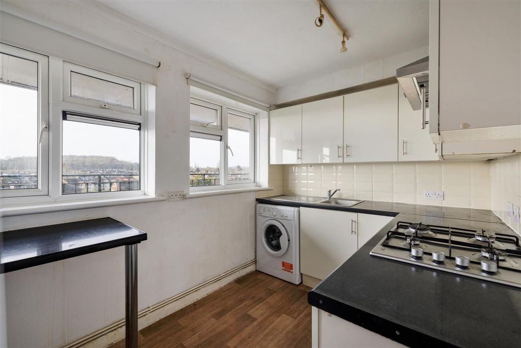 Property photo 3 of 17 Wrigley Close, E4