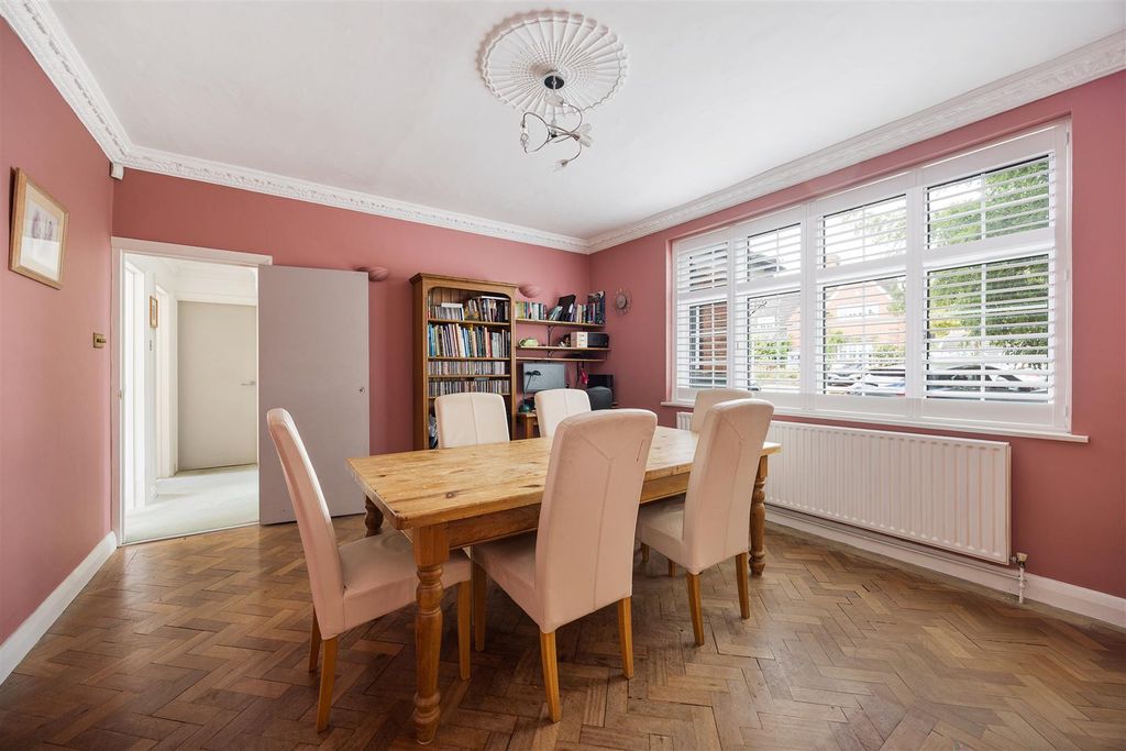 Property photo 2 of 47 Grove Park Road, E11