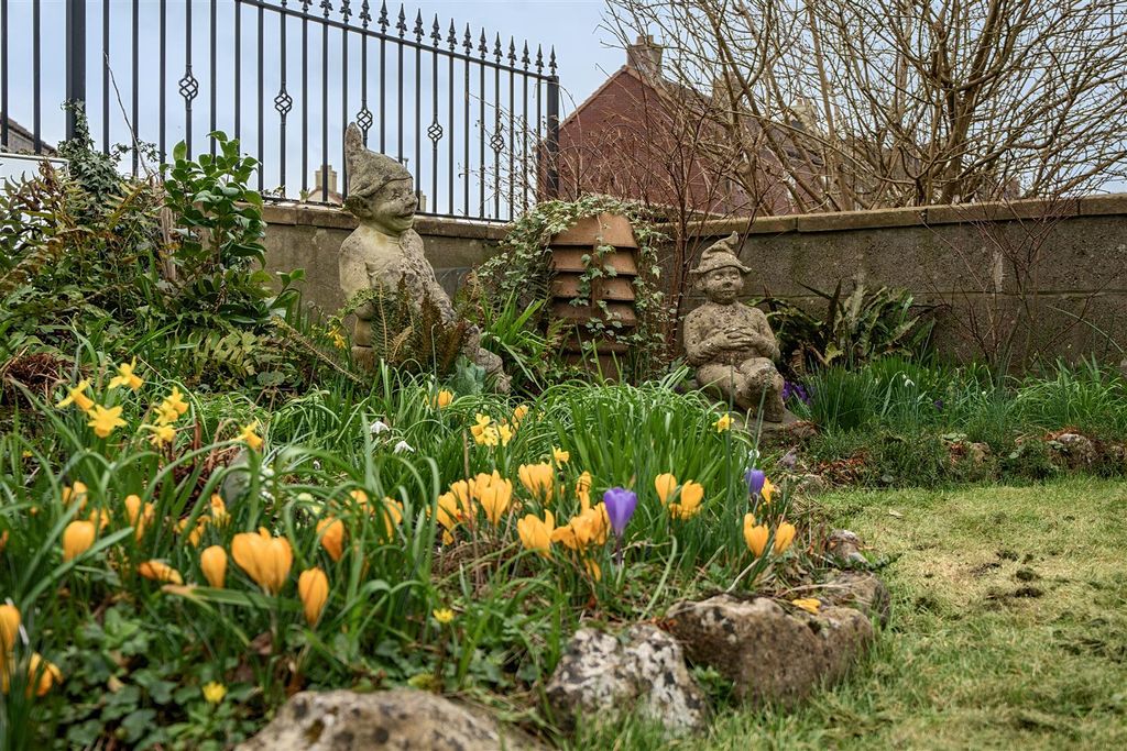 Property photo 3 of 16 Garden