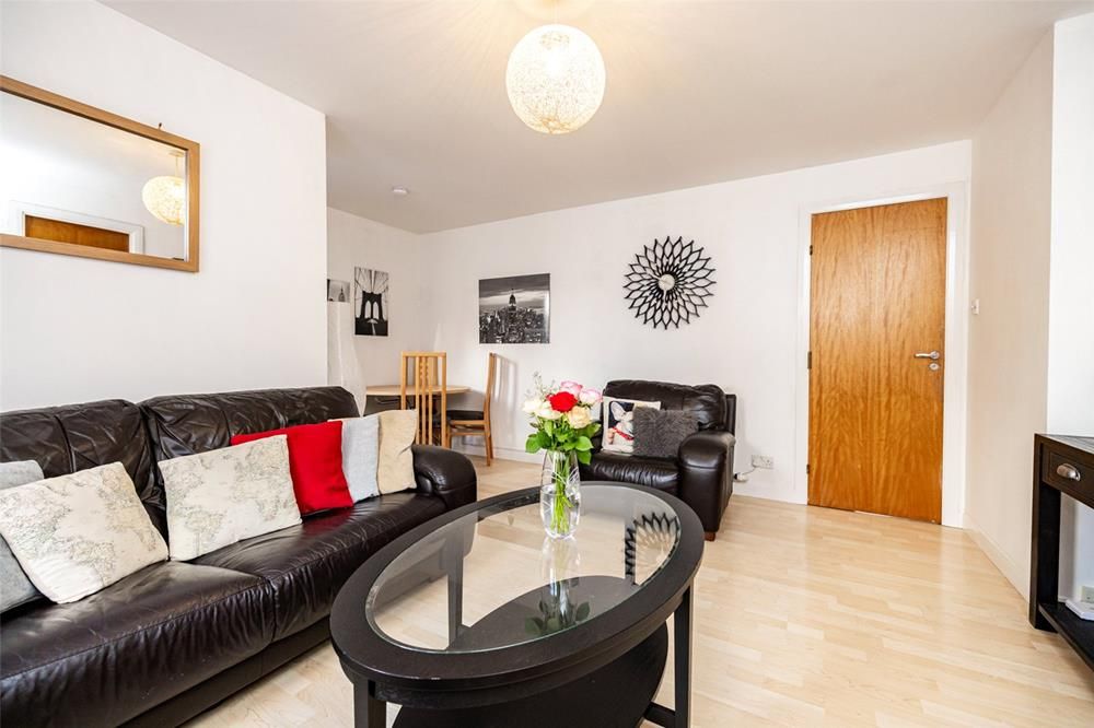 Property photo 3 of 8 Lounge 2