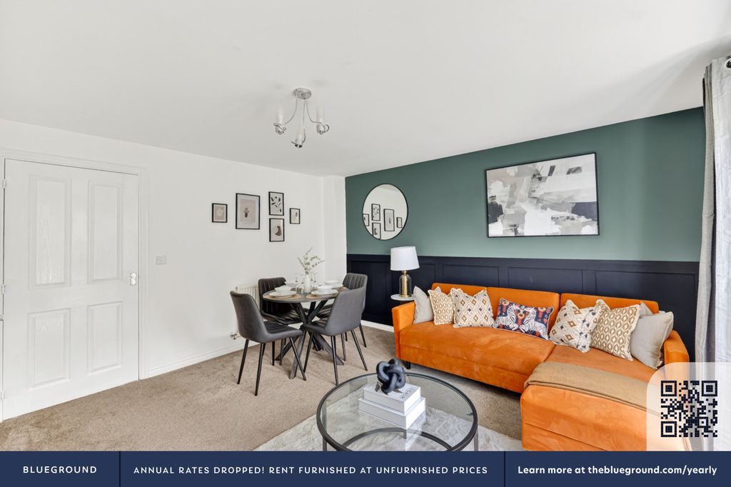 Property photo 3 of 31 Living Room