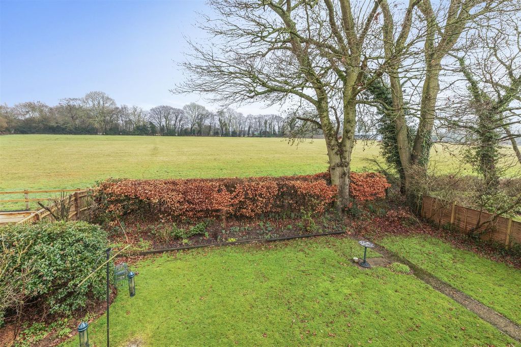 Property photo 2 of 15 7 Lowlands Crescent, Hp15 6Eg-6.Jpg