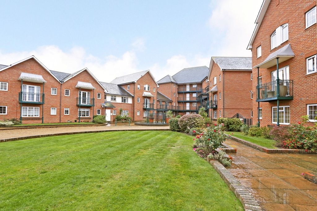 Property photo 2 of 7 92 Knights Plc 13...