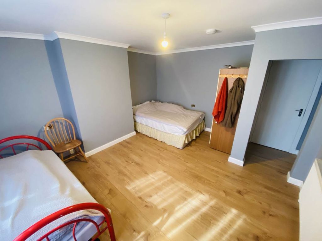 Property photo 3 of 5 Room