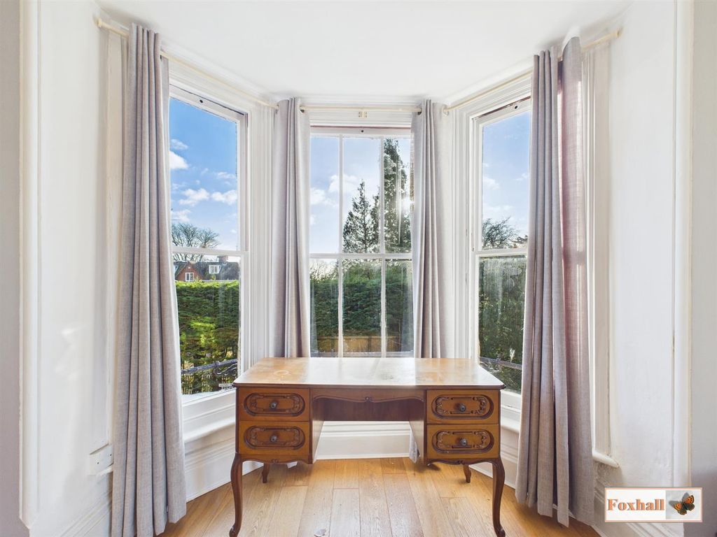 Property photo 2 of 16 Lounge