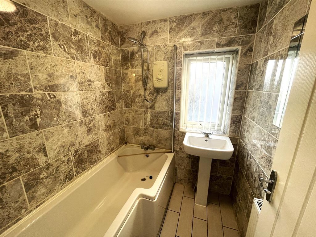 Property photo 3 of 12 Bath