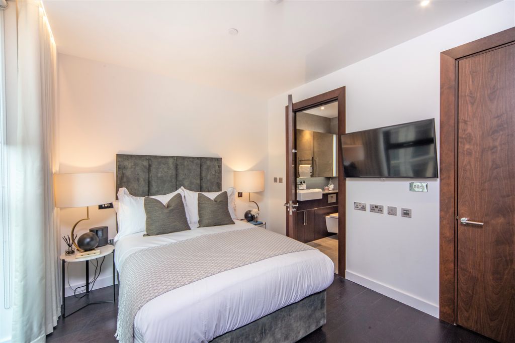 Property photo 1 of 11 Experience Comfort In This Beautifully Designed Do...