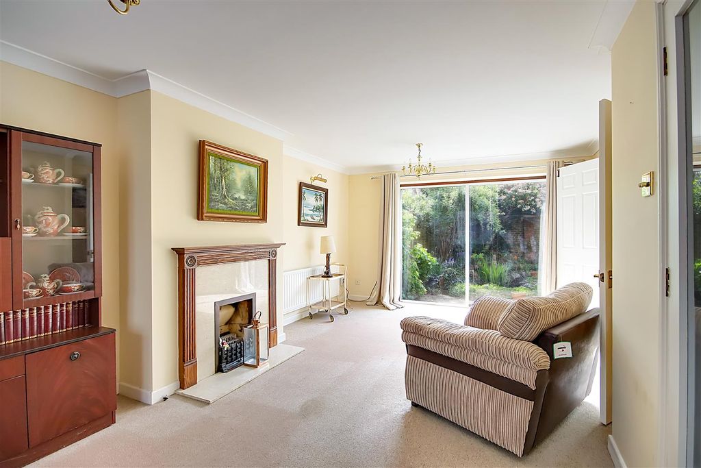 Property photo 3 of 20 Lounge