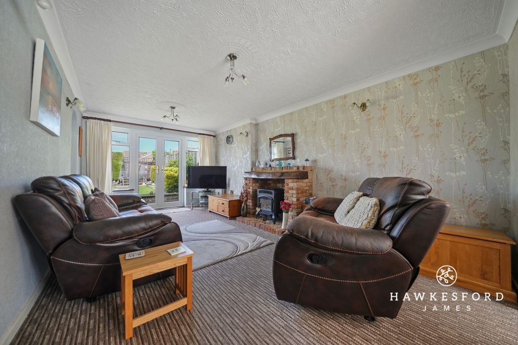 Property photo 2 of 22 Rivers Road, Teynham - Lounge