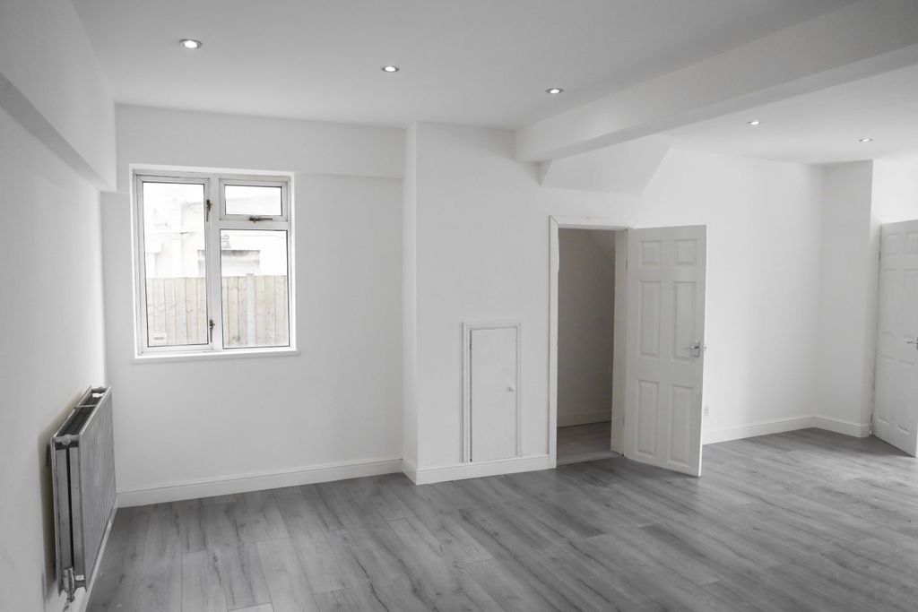 Property photo 2 of 31