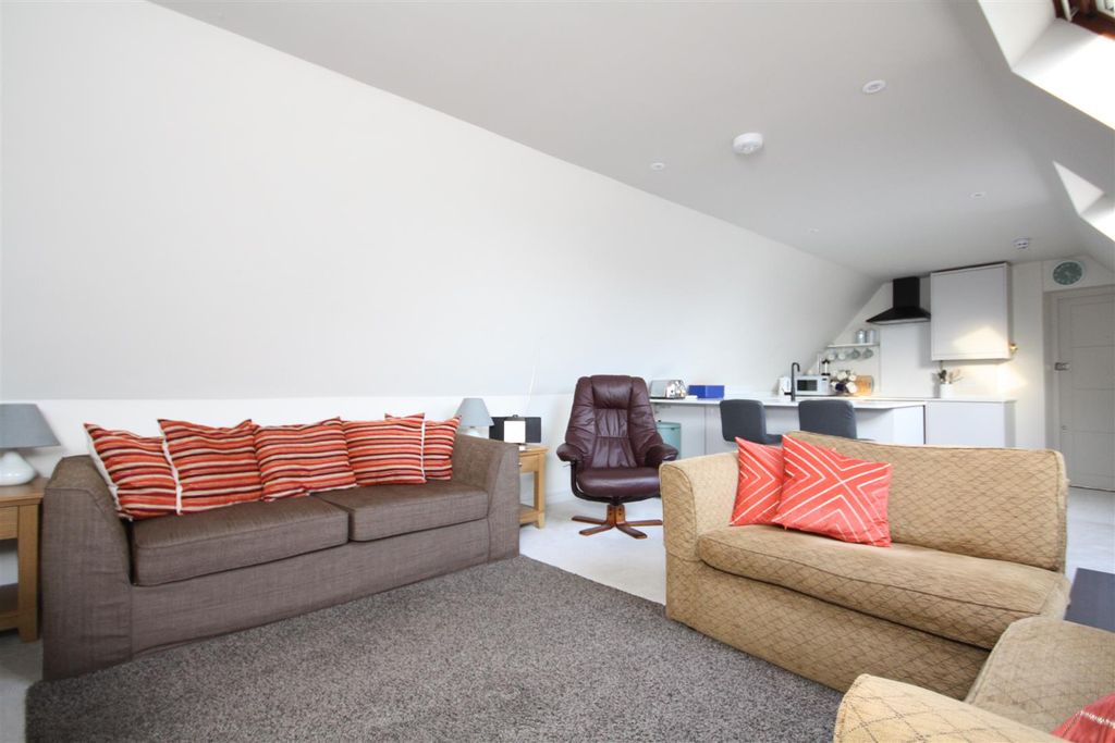 Property photo 3 of 14 Lounge.Jpg