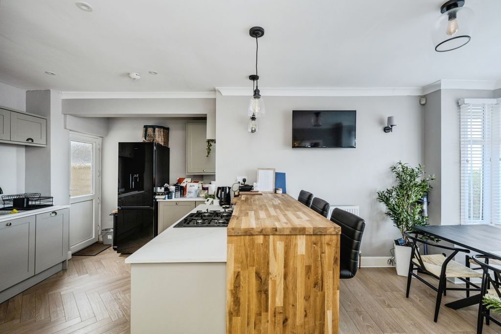 Property photo 3 of 18 Pbox-Img.Jpg