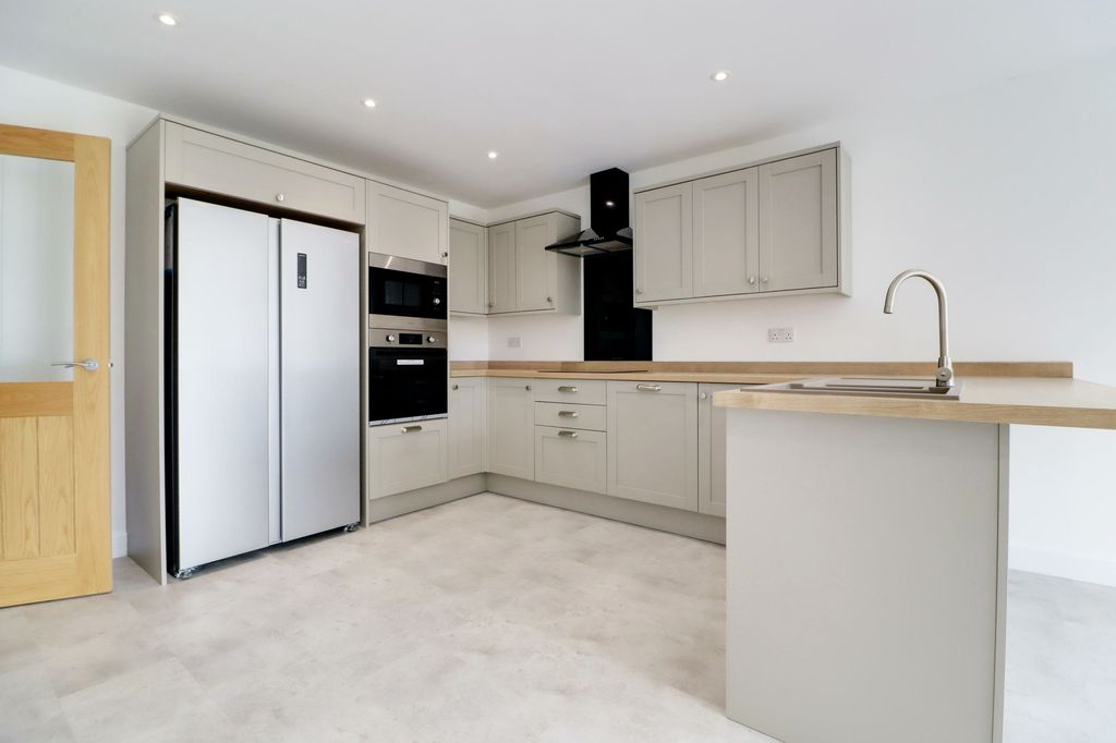 Property photo 2 of 32