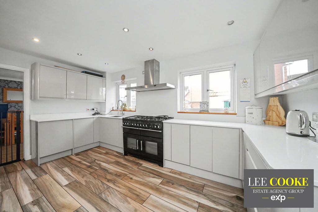 Property photo 3 of 31