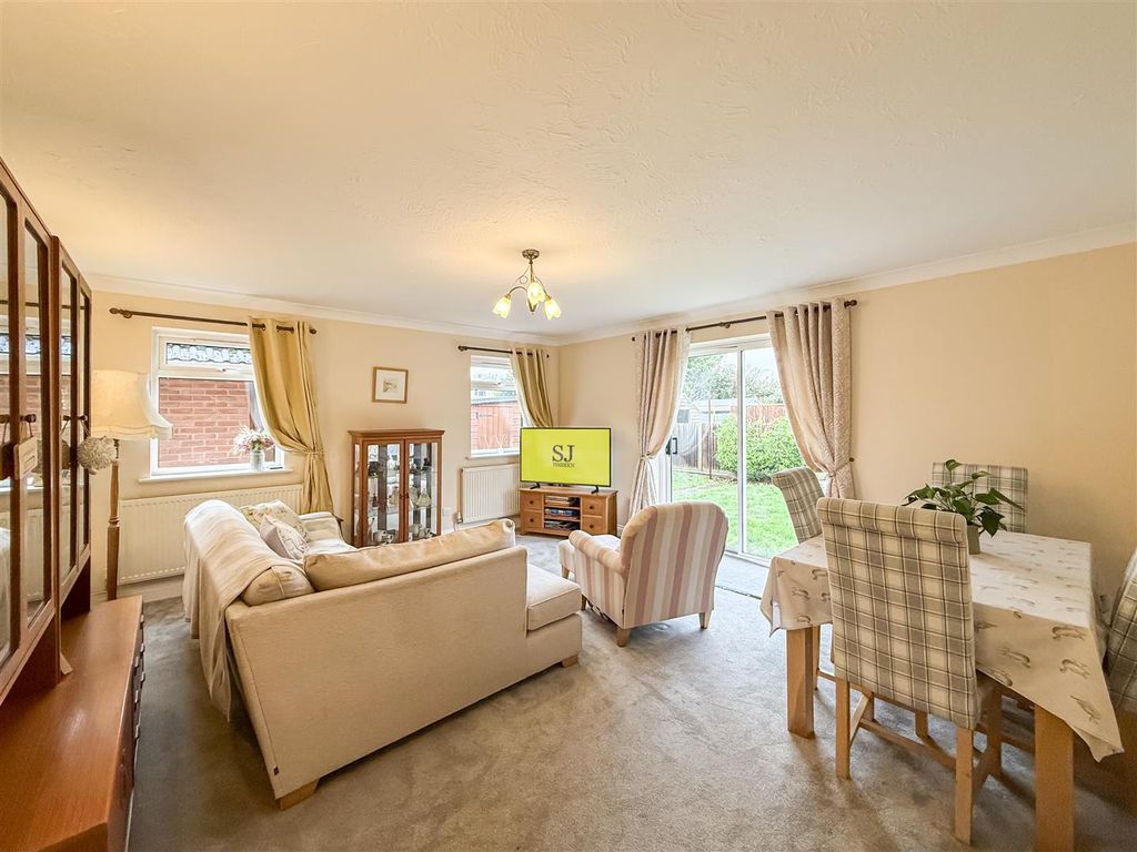 Property photo 3 of 15 Lounge