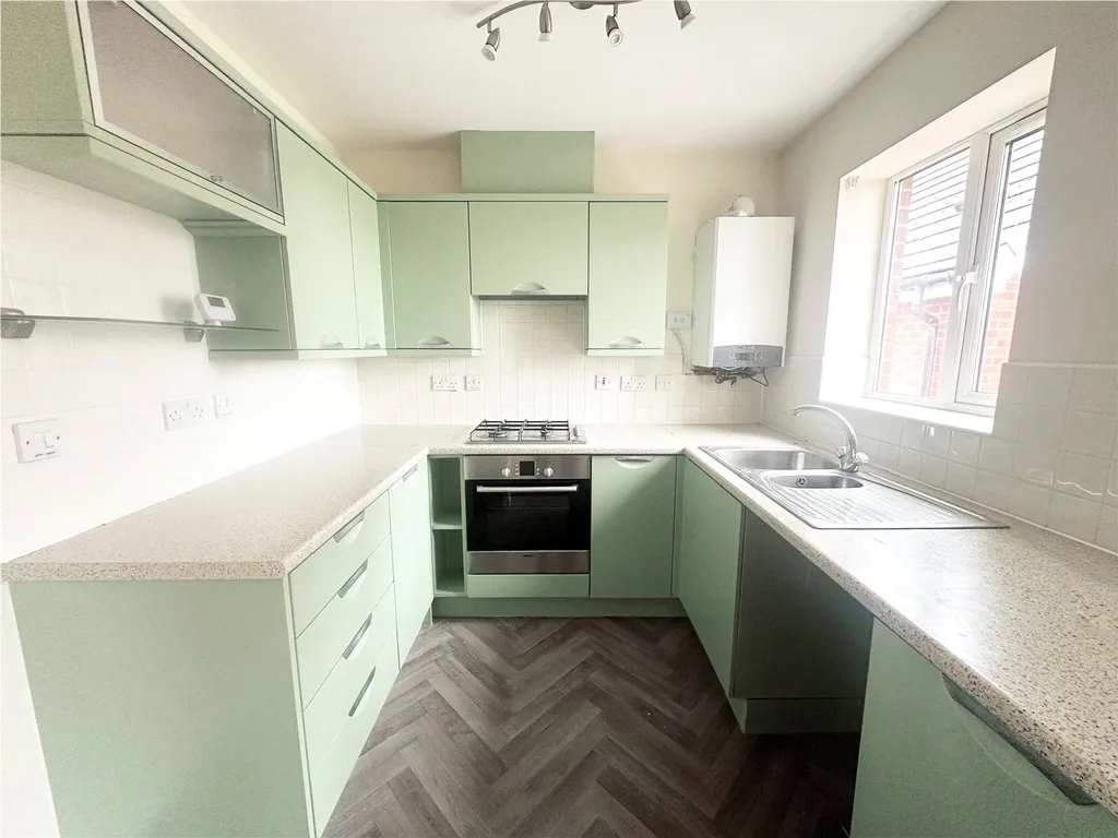 Apartment in Wolverhampton, Sedgemoor Park, West Midlands - More