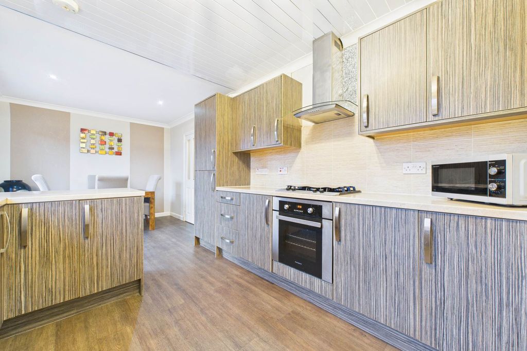 Property photo 2 of 27