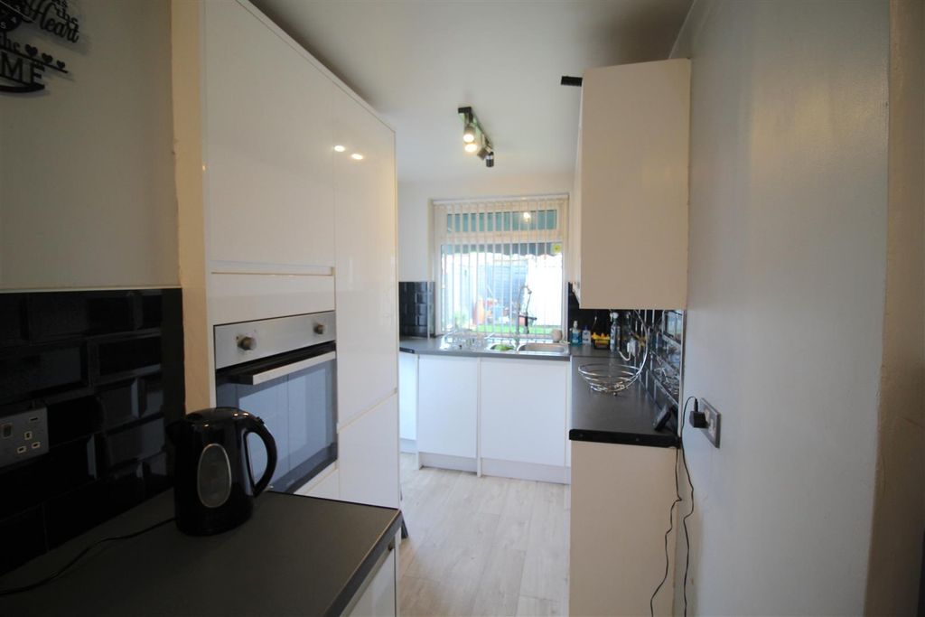 Property photo 3 of 10 Kitchen