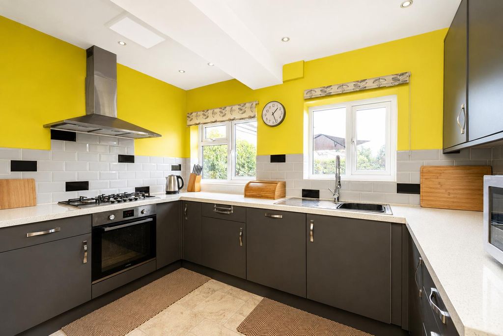 Property photo 3 of 12 Kitchen