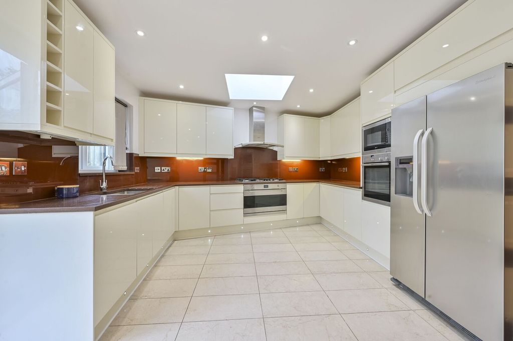 Property photo 2 of 28