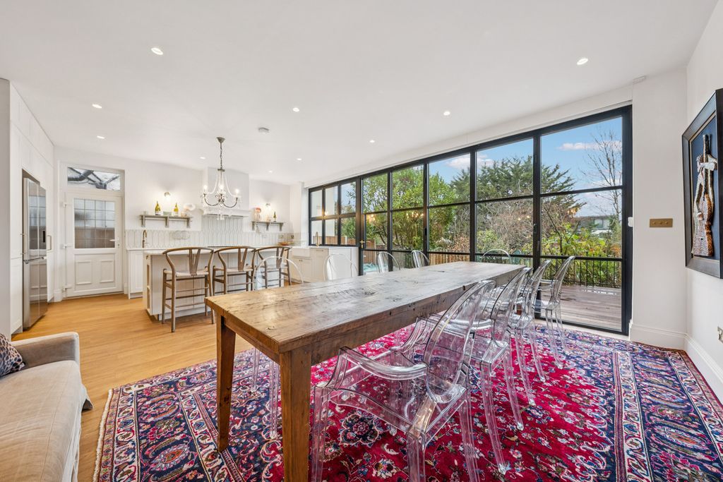 Property photo 2 of 28