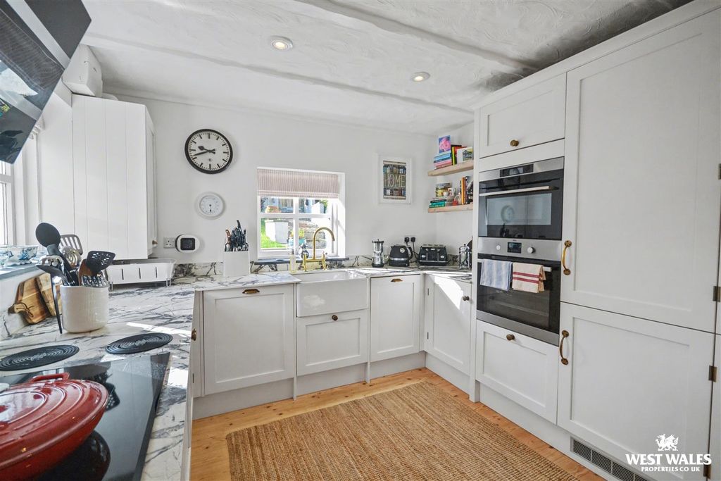 Property photo 3 of 26 Kitchen