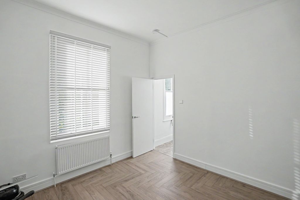 Property photo 3 of 19 Flat 3, 23 Charleville Circus, Crystal Palace, London Se26 6Nr
