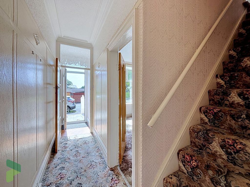 Property photo 3 of 18 Hallway