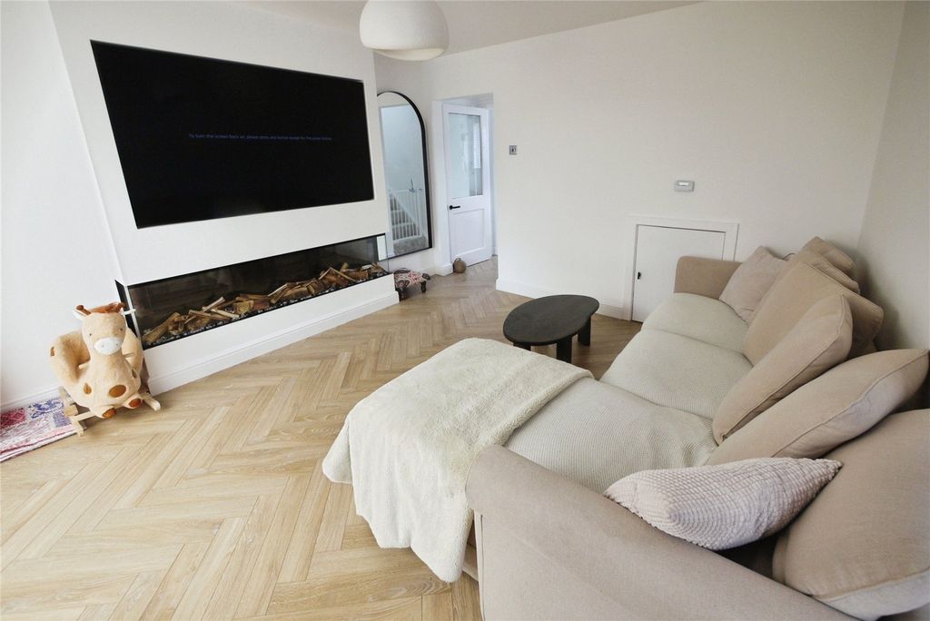 Property photo 3 of 13 Lounge