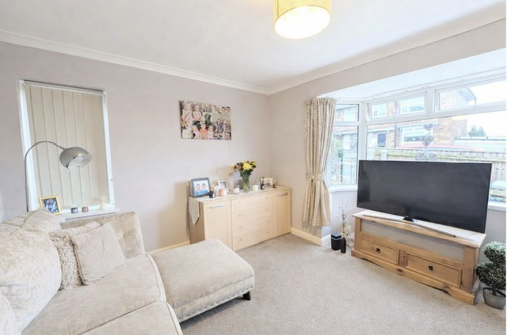 Property photo 3 of 16 Lounge