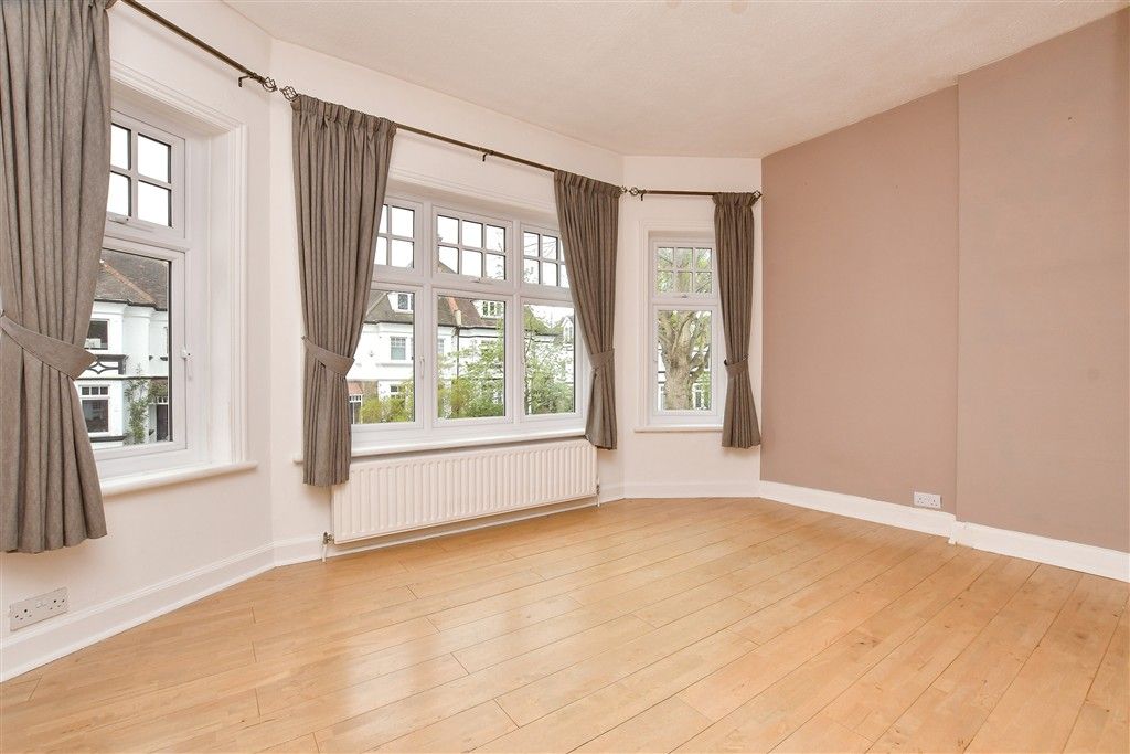 Property photo 3 of 8 Lounge