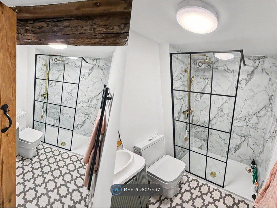 Property photo 3 of 11 Bathroom