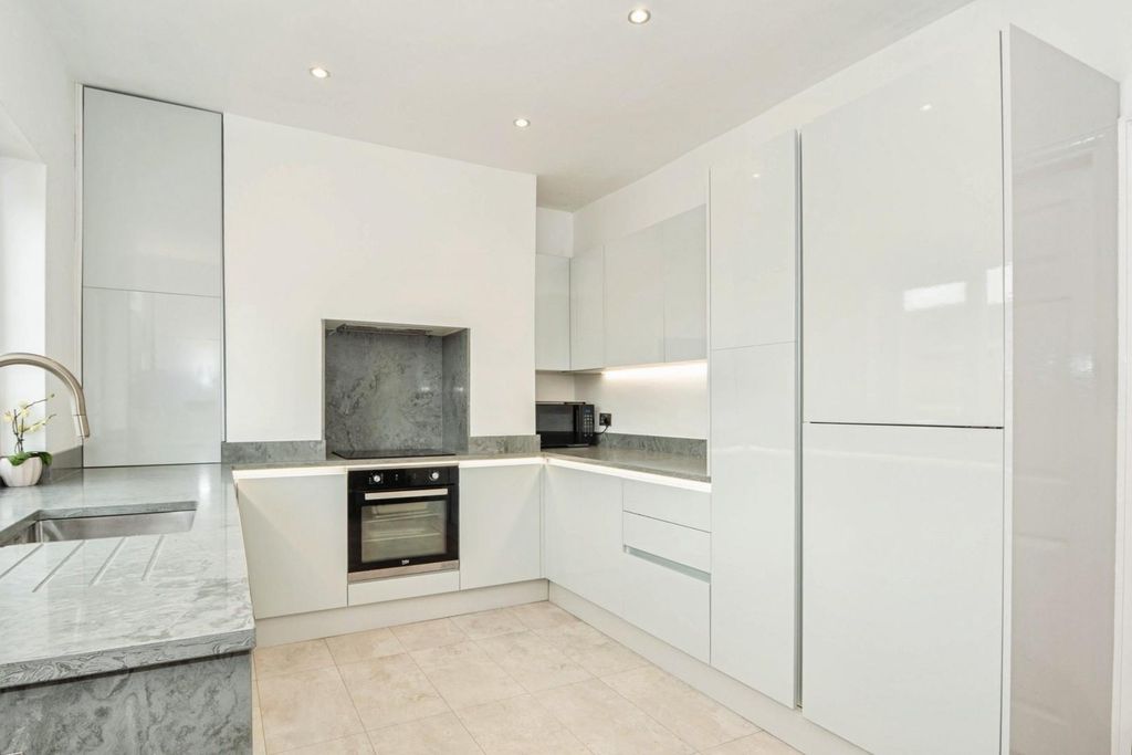 Property photo 2 of 23 Kitchen/Diner