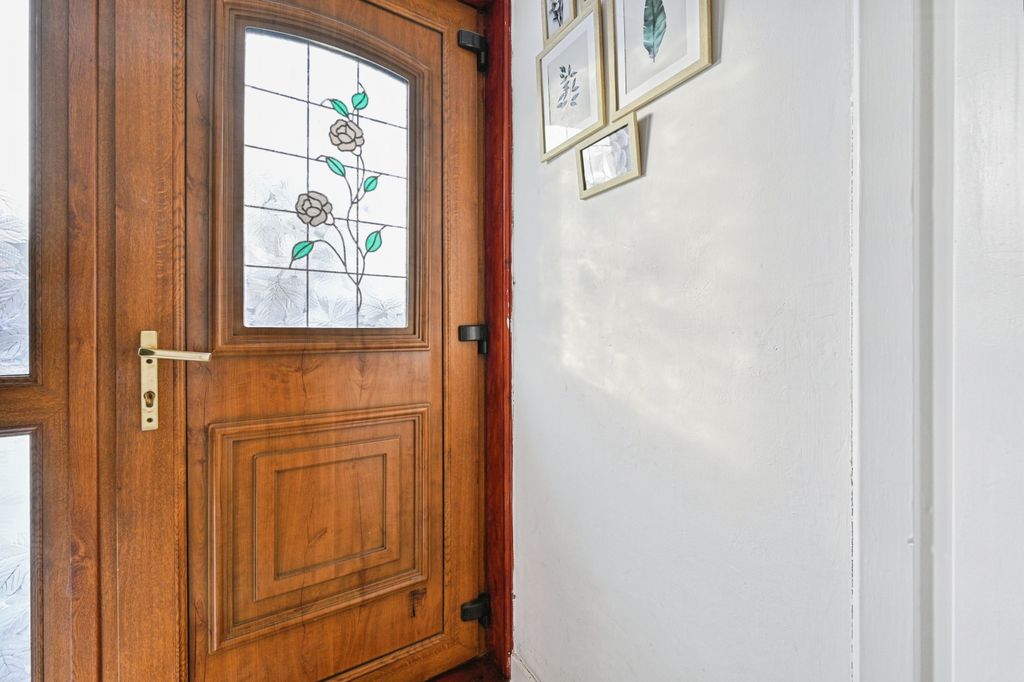 Property photo 2 of 15 Vestibule