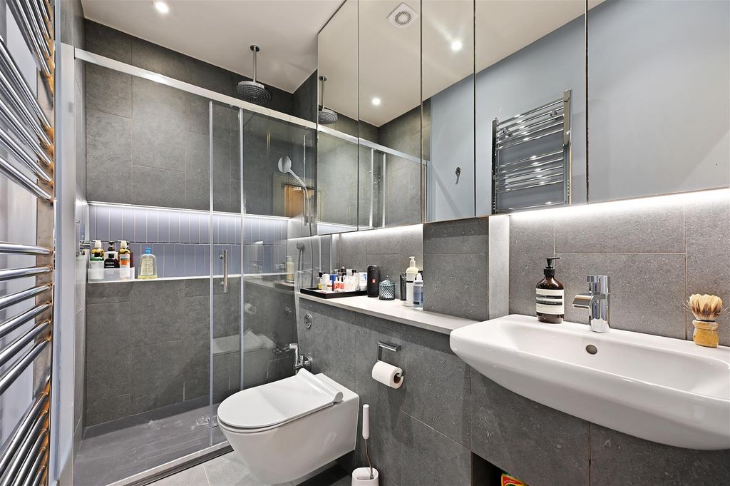 Property photo 2 of 9 Hammersmith Grove