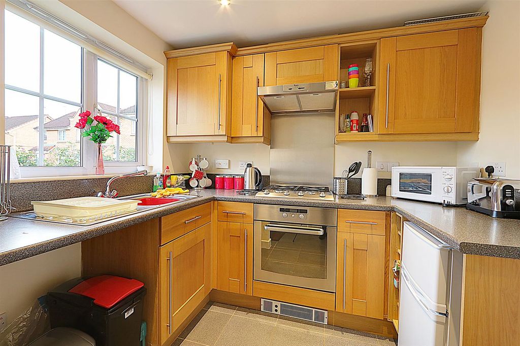 Property photo 3 of 11 Kitchen