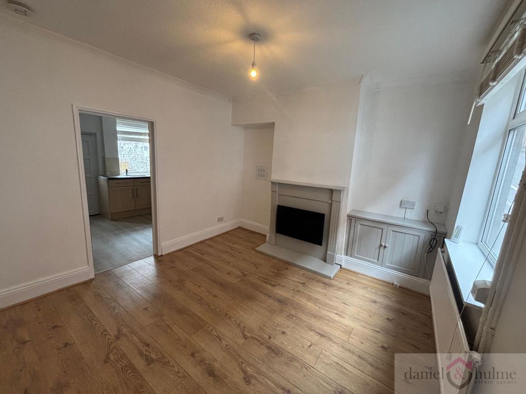 Property photo 2 of 11 F6A173F1-654E-474E-Afc7-1771270Eeffd