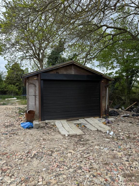 Property photo 1 of 4 Garage And Land For Rental - Chigwel