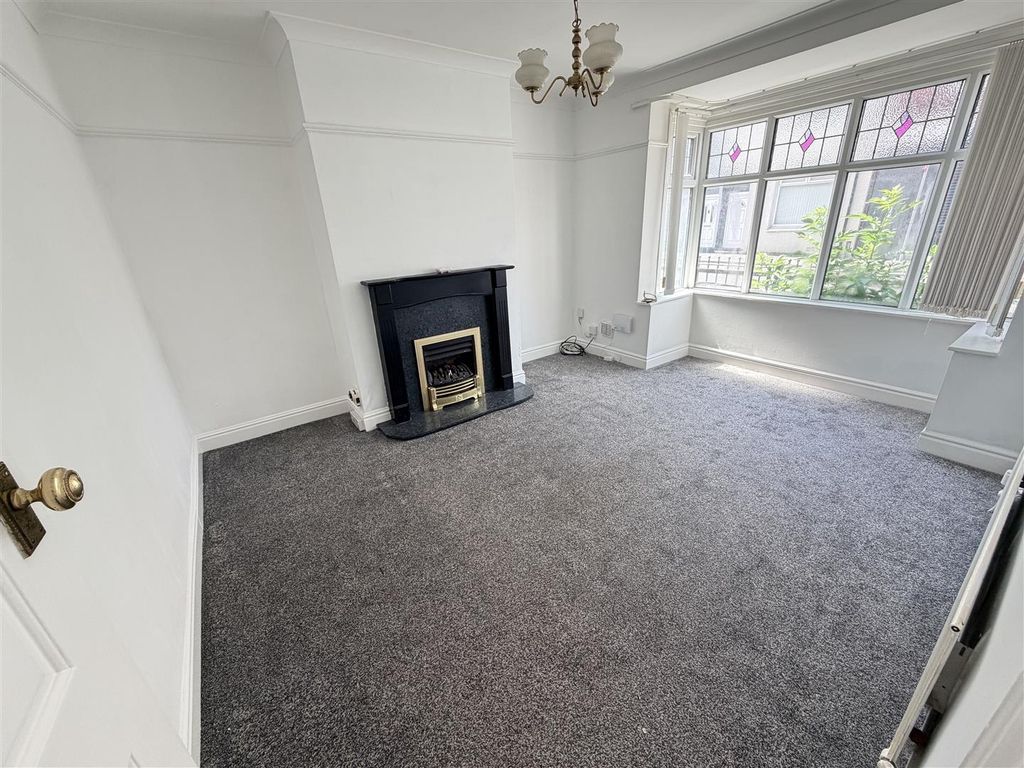 Property photo 3 of 14 Lounge