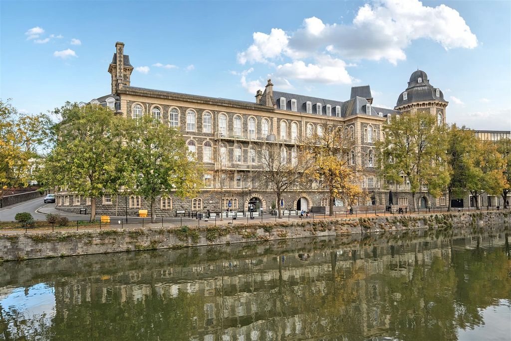 Property photo 2 of 21 Hollis Morgan