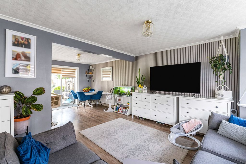 Property photo 2 of 18 Lounge