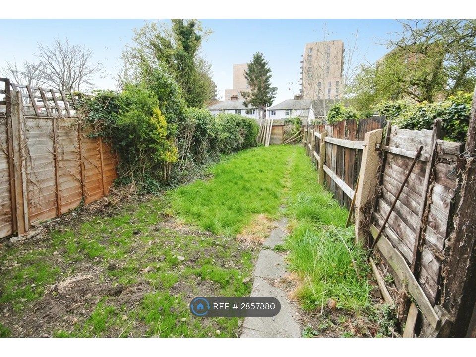 Property photo 3 of 8 Spacious Garden