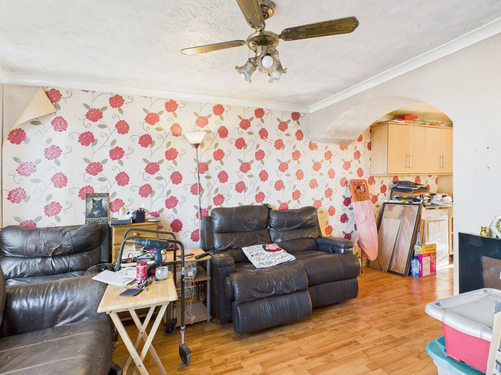 Property photo 2 of 16 Cam03729G0-Pr0214-Still013