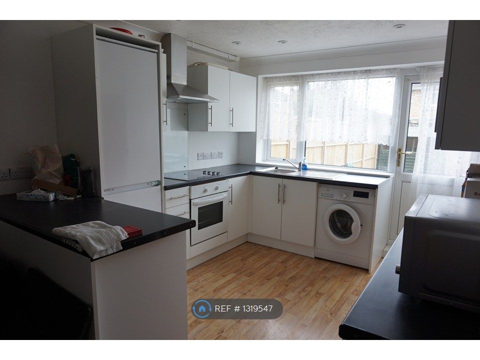 Property photo 2 of 7 Kitchen/Lounge