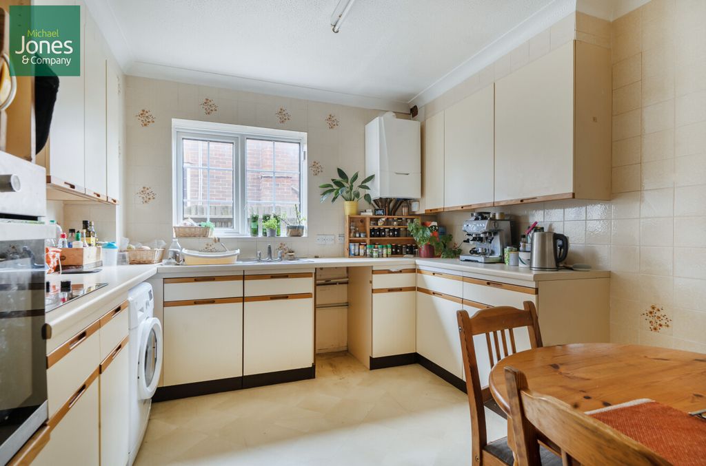 Property photo 3 of 11 Kitchen