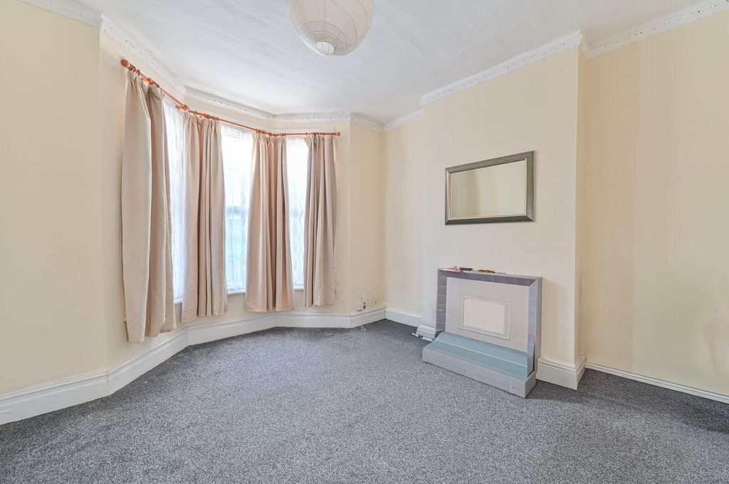 Property photo 2 of 27