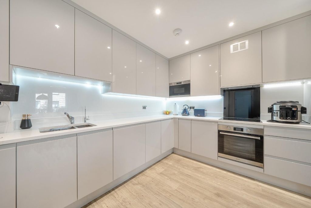 Property photo 3 of 16 1493289-11-6A54F41ba5Bdd.Jpg